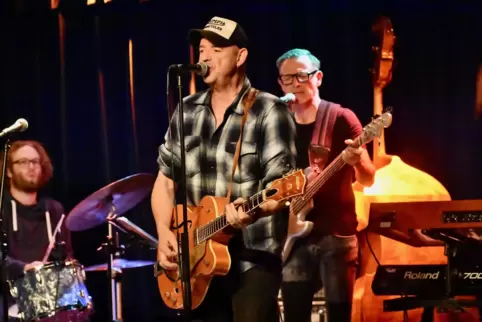 Blues im „Haus“: Thomas Heinen an der Gitarre, Tobias Frohnhöfer am Schlagzeug und Frowin Ickler am Bass.