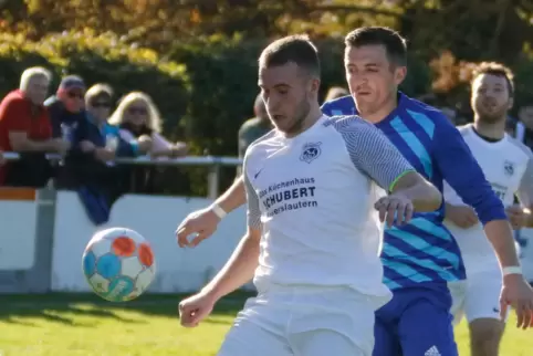 Sein Team, die TSG Zellertal, steht an der Tabellenspitze der B-Klasse KL-DOB Nord: Alexander Kinsvater (im blauen Trikot). 