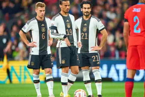 Wie machen wir es? Joshua Kimmich, Leroy Sane und Ilkay Gündogan (von links), hier im Nations-League-Duell mit England, haben of