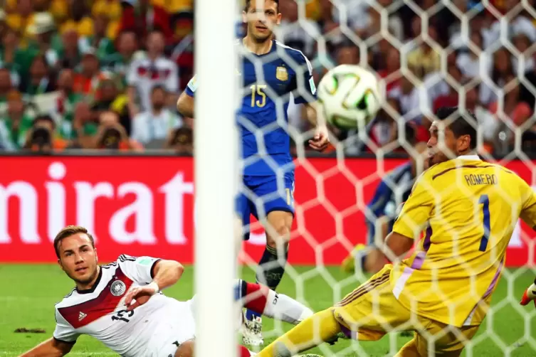  Mario Götze gelingt gegen Argentinien ein Kunst-Tor. 