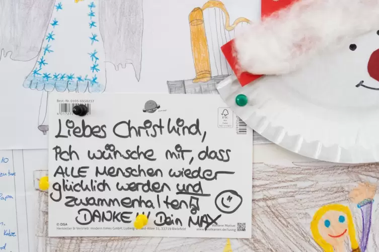 "Liebes Christkind, ..." - Briefe von Kindern an das Christkind hängen an einer Tafel im Weihnachtspostamt im bayrischen Himmels