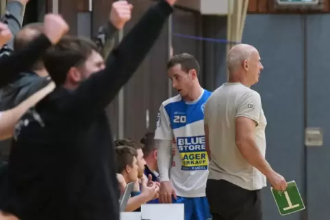 Wieder jubeln die Gäste: Dahns Trainer Michael Blank nimmt eine Auszeit: bei ihm David Link.