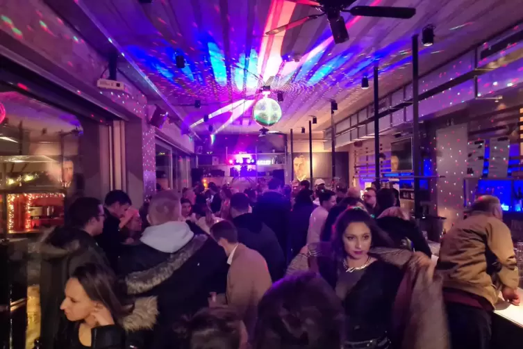 Gut gef&uuml;llt und mit Discokugel: das St. James in der Hafenstra&szlig;e.