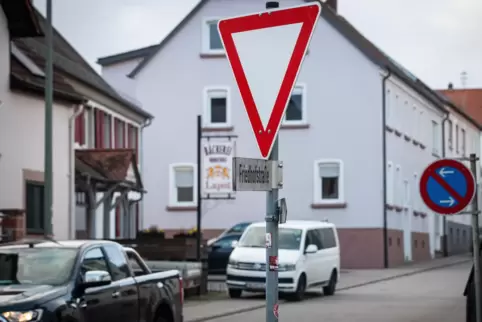 Witzbolde hatten das Schild verdreht. Jetzt steht es wieder richtig.