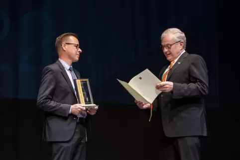 Der Bezirkstags-Vorsitzende Theo Wieder überreicht RHEINPFALZ-Fotograf Reiner Voß den Medienpreis. 