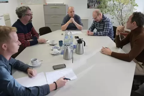 Denis Clauer im Redaktionsgespräch mit Philipp Jung, Klaus Kadel-Magin, Christian Hanelt und Andreas Danner (von links).