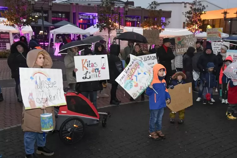 Etwa 70 Eltern und Kinder kamen auf dem Stephan-Cosacchi-Platz zusammen. Der Protest stand unter dem Motto &bdquo;Kinder st&auml;rken, Fach