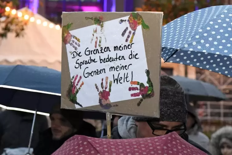 F&uuml;r den Erhalt der individuellen F&ouml;rderung h&ouml;rbeeintr&auml;chtigter Kinder machten sich Demonstranten stark. 