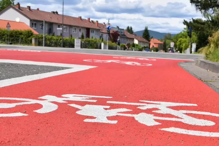 Aufstellfläche für Radler an einer Kreuzung in der Godramsteiner Straße. 