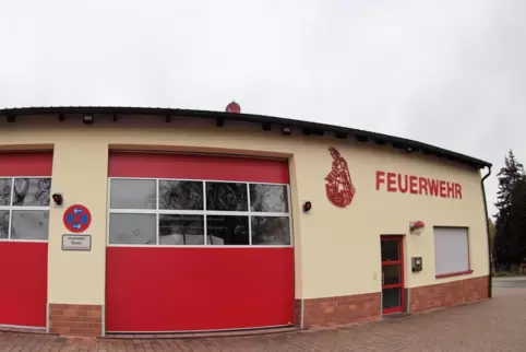Das Carlsberger Feuerwehrgerätehaus platzt aus allen Nähten. Links soll angebaut werden.