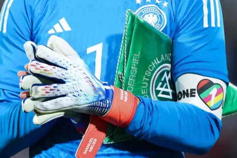 Deutschlands Torhüter und Kapitän Manuel Neuer trägt die Kapitänsbinde mit der Aufschrift "One Love".