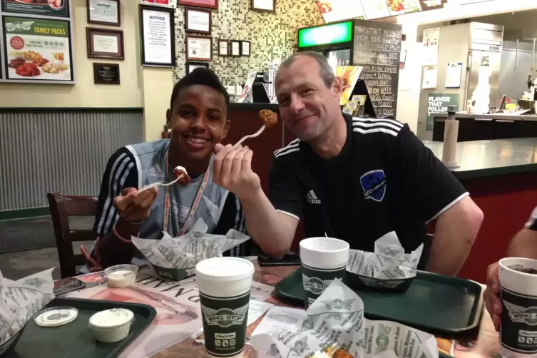 Weston McKennie (links) und Axel Roos 2014 in einem Chicken-Restaurant während eines Besuches des Ex-Profis in Dallas.