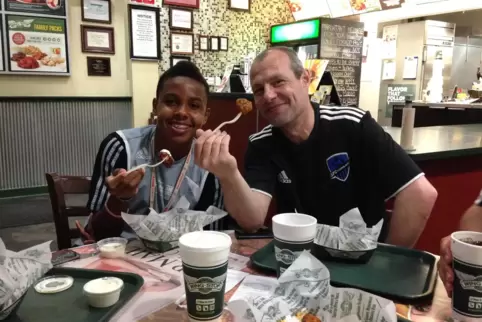 Weston McKennie (links) und Axel Roos. 