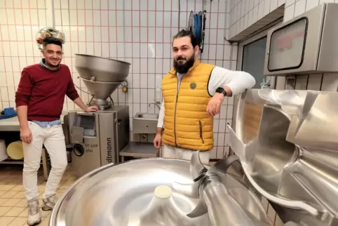 In die Wurstküche ihrer Metzgerei in Altleiningen müssen die Brüder Max (links) und Philipp Hepp in den nächsten jahren investie
