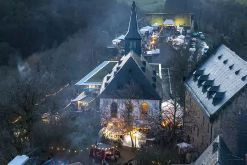 Licht- und Fackelschein beim Mittelalterlichen Weihnachtsmarkt auf Burg Lichtenberg. 