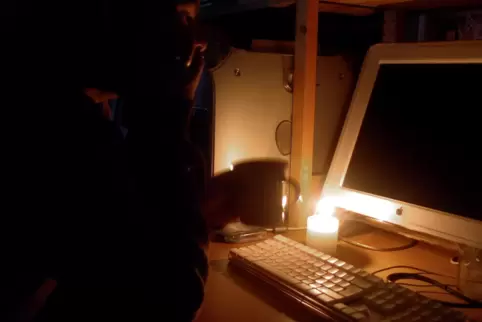 Bei kleineren Stromausfällen reicht schon eine Kerze, dauert es länger greifen Notfallpläne.