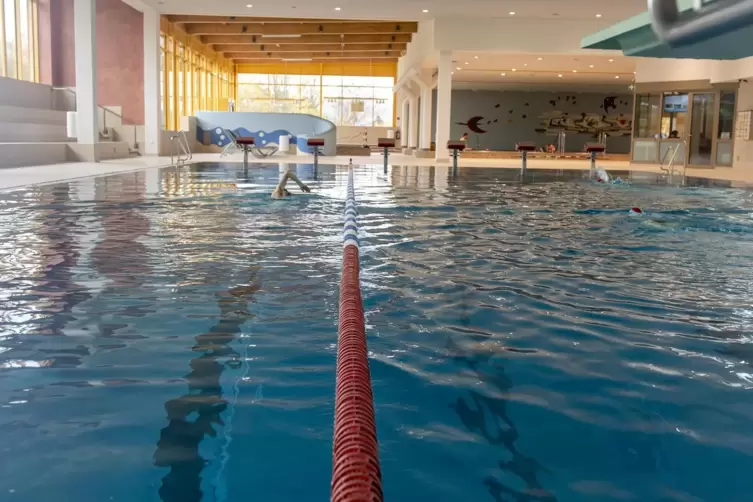 Die Wassertemperatur im Schwimmerbecken des Rebmeerbades beträgt 25 statt bisher 27 Grad.