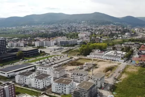 Das Luftbild zeigt, was sich am Gelände alles tut. Im Hintergrund die fertigen Reihenhäuser, vorne die Mehrfamilienhäuser, an de
