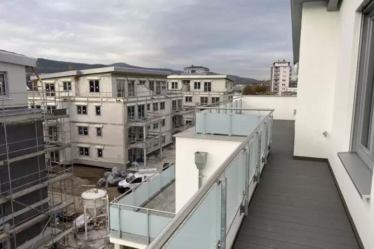 Blick vom Balkon einer Penthouse-Wohnung &uuml;ber die Siedlung. 
