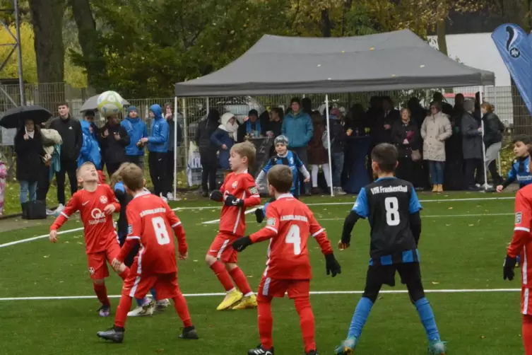 Das Auftaktspiel der U9-Teams VfR (blau) gegen 1. FCK (rot) wurde am Samstag gleich zum Wettertest für den neuartigen Öko-Kunstr