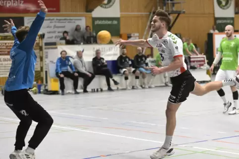 Enes Keskic erzielt das 7:4, eines seiner vier Tempogegenstoß-Tore innerhalb von vier Minuten.