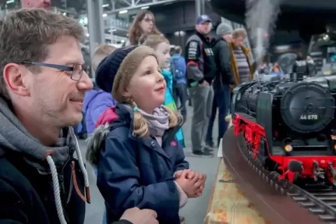 Wie das qualmt: Kleine und große Besucher sind von der Echtdampf(modell)eisenbahn in der Raumfahrthalle des Technik-Museums fasz