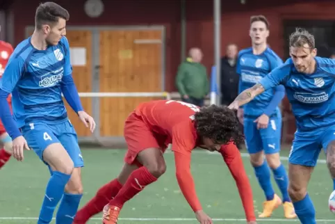  Jerfeson Lima Barboza geht zu Boden, der Zeiskamer Nico Nagel hat ihn und den Ball im Blick. 