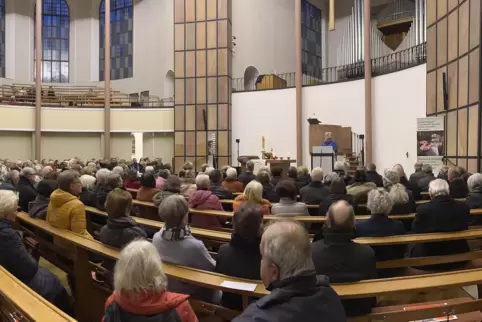 In der gut besuchten Apostelkirche begrüßte Pfarrerin Susanne Wildberger am Sonntagabend die Gäste zur Eröffnung der 26. RHEINPF