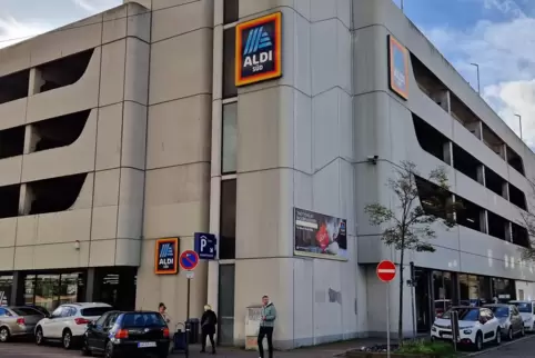 Tatort: der Aldi-Markt in der Otto-Stabel-Straße in der Innenstadt.