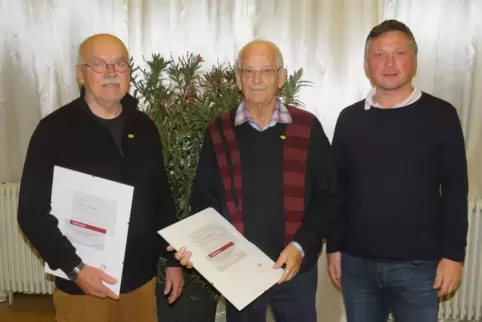 Manfred Stöffler (Mitte) wurde vom Vorsitzenden Jochen Geißer (re.) für 70-jährige und Manfred Becker für 60-jährige Sängertätig