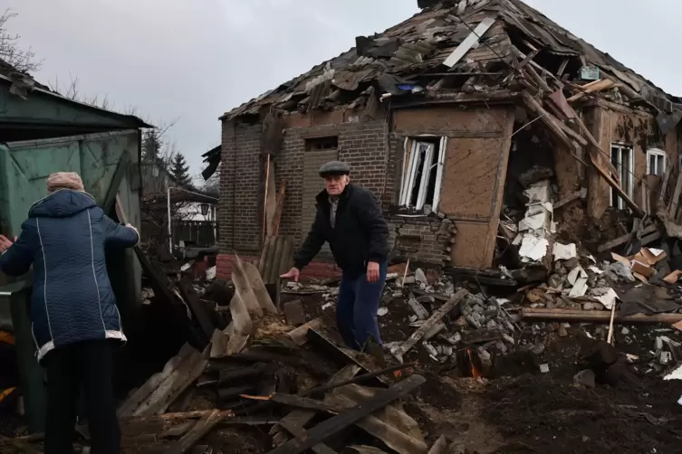  Anwohner von Kramatorsk inspizieren ihr Haus, das laut ukrainischen Angaben durch russischen Beschuss beschädigt wurde.