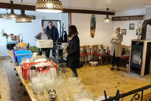 Ausverkauf im Harzbornhaus. Pächterin Inga Fromm verkauft ihr Inventar