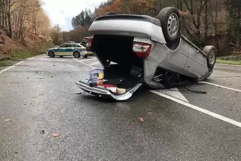 Der Audi A3 landete nach dem Überschlag auf dem Dach.