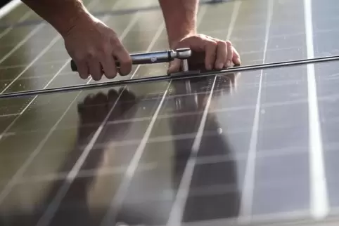 Fotovoltaikanlagen auf privaten Gebäuden sind ein Baustein für die Energieinsparung.