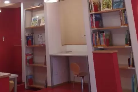 Das Rot in der Bücherei soll an die ehemaligen Nutzer erinnern. 