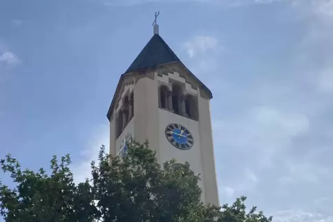 54 Dezibel haben Fachleute im Auftrag der Stadt im Umfeld von Heilig Kreuz gemessen, wenn die Kirchturmuhr schlägt. 