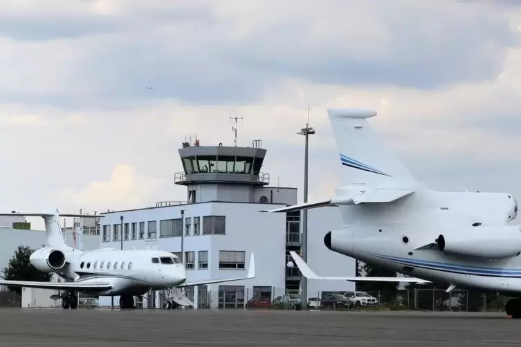 Flugzeuge auf dem Flugplatz Speyer. 