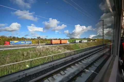 Die neue für Tempo 250 ausgelegte Schnellfahrstrecke von Wendlingen nach Ulm verläuft zu weiten Teilen parallel zur Autobahn A8.
