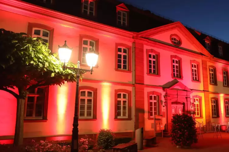 Bei der Night of Light war das Grünstadter Rathaus im Juni 2020 knallrot illuminiert, um auf die existenzbedrohende Situation de