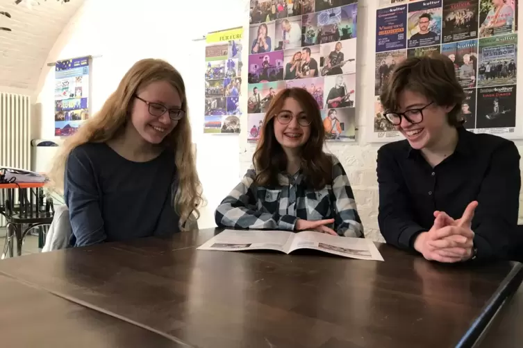 Die drei Autorinnen vom Goethe-Gymnasium Germersheim mit ihrer Stolpersteinzeitung (v.l.n.r.): Anna Plett, Lea Schanne und Miria