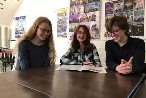 Die drei Autorinnen vom Goethe-Gymnasium Germersheim mit ihrer Stolpersteinzeitung (v.l.n.r.): Anna Plett, Lea Schanne und Miria