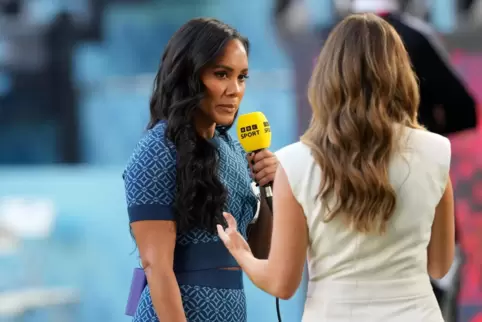 Alex Scott (links) moderiert für BBC die WM in Katar. 