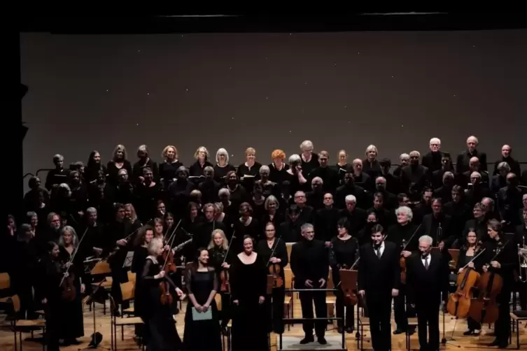 Der Pirmasenser Oratorienchor, Mitglieder der Kammerphilharmonie Karlsruhe und Solisten führten das Mozart-Requiem auf. 