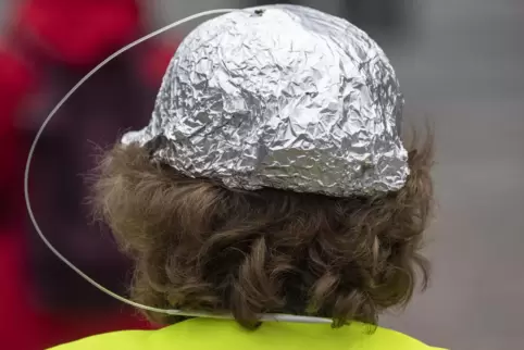 Unter Verschwörungstheoretikern beliebtes Schutzmittel: Aluhut mit Stricknadel. 