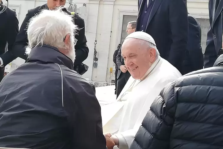 Am Ende der langen Reise: Rudolf Schreiber schüttelt Papst Franziskus während der Generalaudienz im Vatikan die Hand.