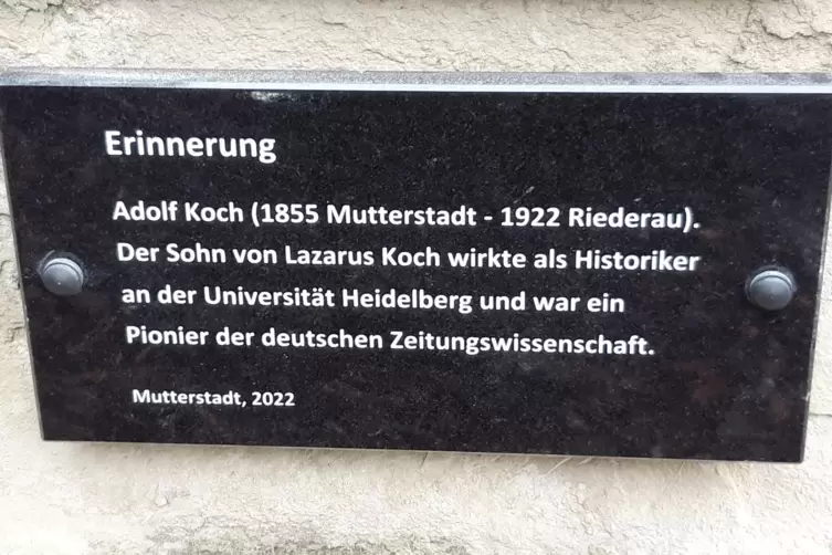 Mit dieser Plakette wird in Mutterstadt an Adolf Koch gedacht. 