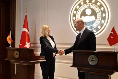 Unterhielten sich deutlich länger als geplant: Nancy Faeser und Süleyman Soylu.