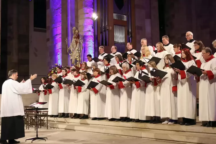 Ein „Cantate Domino“-Konzert war auch am Vorabend des Christkönigsfestes: Dabei wurden Teile des Liederzyklus’ „Hagios“ von Helg