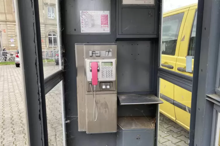 Funktionst&uuml;chtig &ndash; aber nur noch mit Karte benutzbar: die Telefonzelle am Hauptbahnhof.