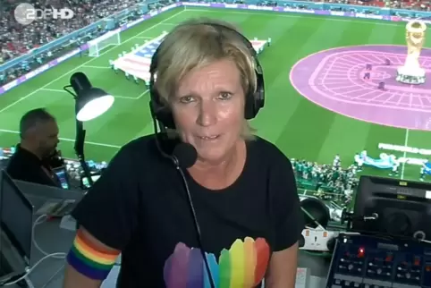 ZDF-Kommentatorin Claudia Neumann mit Regenbogen-Armbinde im Ahmad bin Ali Stadion. 